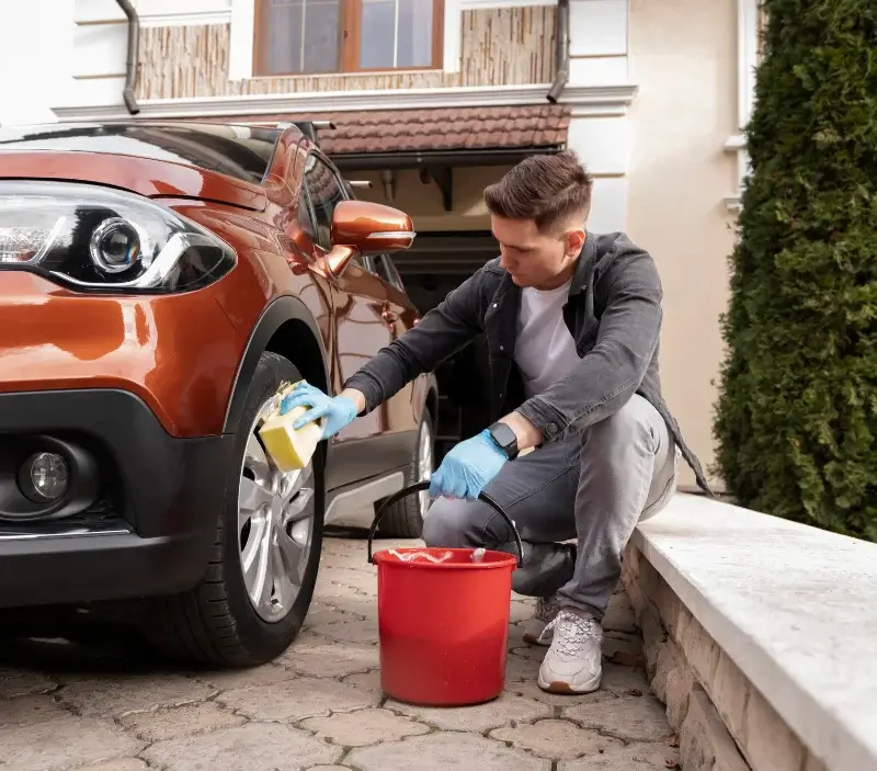 Lavage auto à domicile Auchay-sur-Vendée : professionnel intervenant sur un véhicule